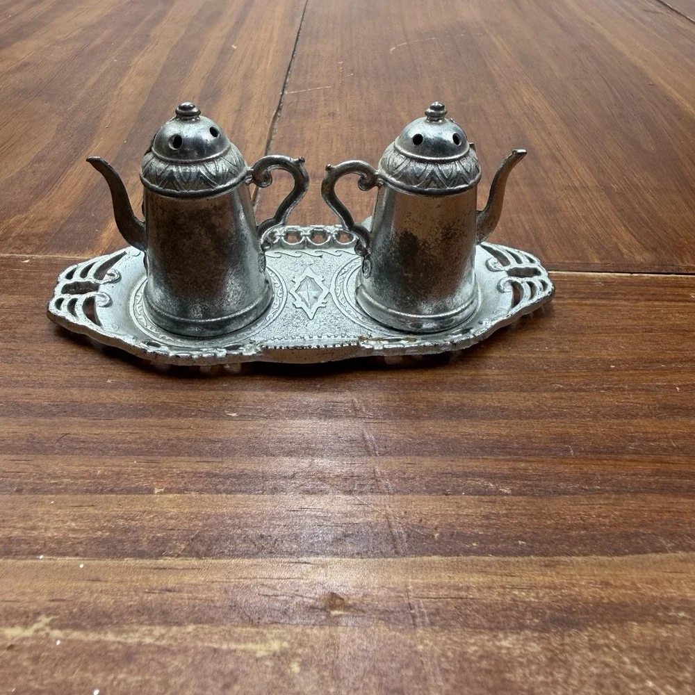Vintage Washington DC Metal Coffee Pot Salt and Pepper Shakers Set with Tray